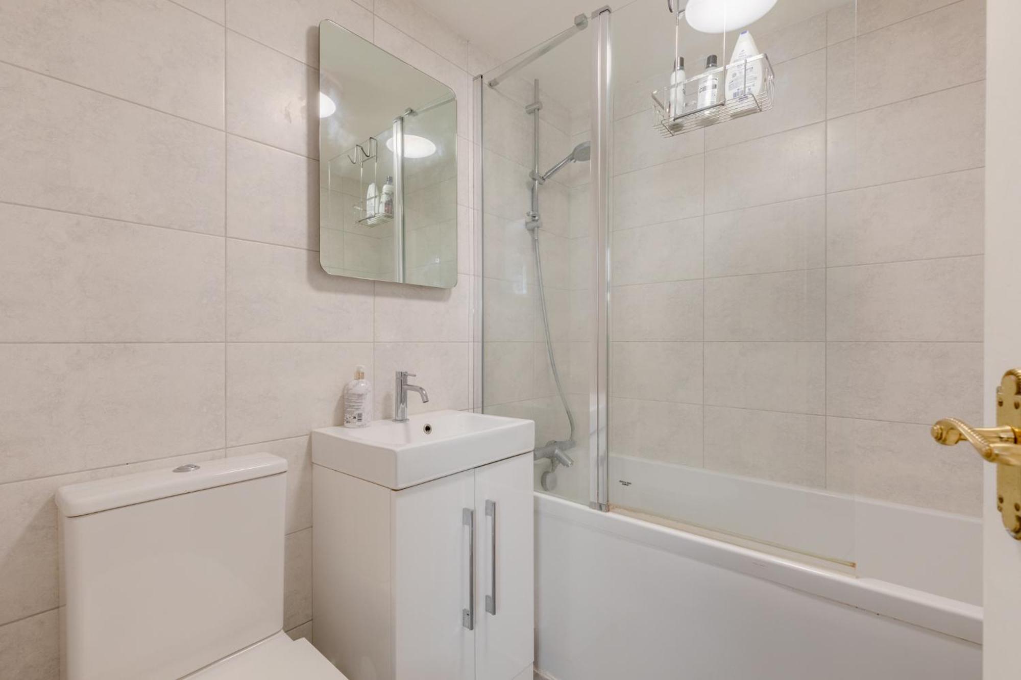 Light-filled 2bd Flat Minutes To Clapham Station * Londen